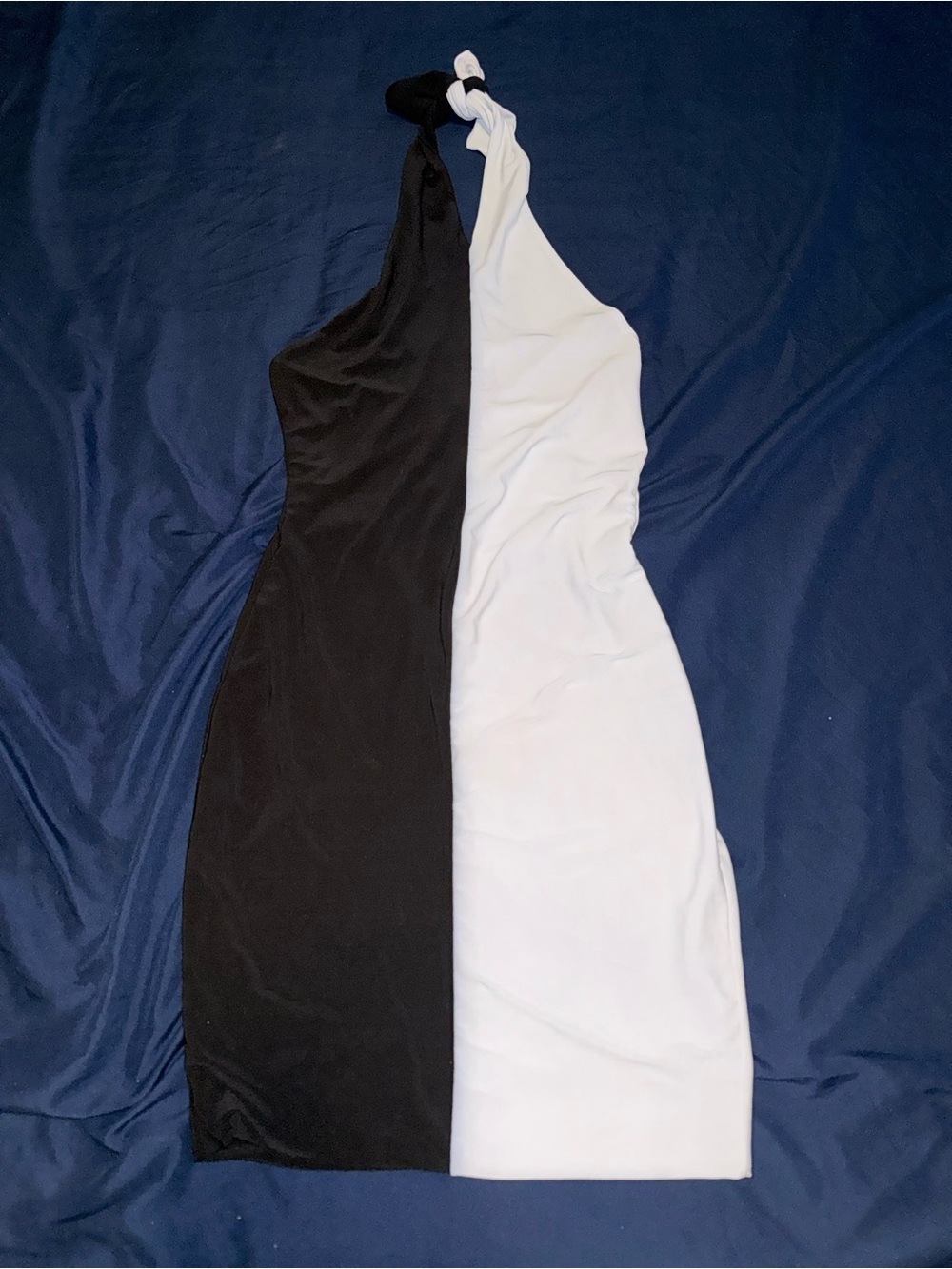 Fashion Nova Black & White One-Shoulder Knot Detail Bodycon Dress